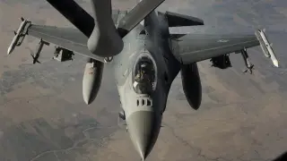 Un avión de combate de la coalición internacional contra el Estado Islámico