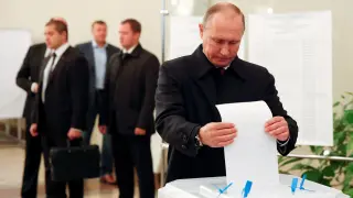 Putin introduce con gesto serio una papeleta asabanada