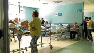 El servicio del Hospital Miguel Servet este verano, con varios pacientes en los pasillos.