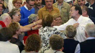 Mariano Rajoy saluda a los asistentes de un mitin en Betanzos (Galicia)