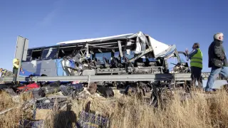 Colisión entre un autobús y camión en Adradas