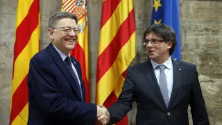El presidente de la Generalitat de Cataluña, Carles Puigdemont, junto a su homólogo valenciano, Ximo Puig, en la cumbre económica celebrada para conformar "un frente común" a favor del Corredor Mediterráneo.