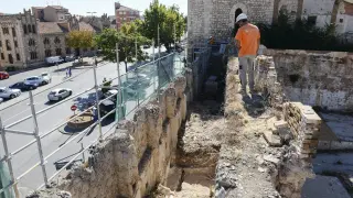 Trabajos de restauración en el tramo de la muralla carlista contiguo al torreón de la Bombardera.