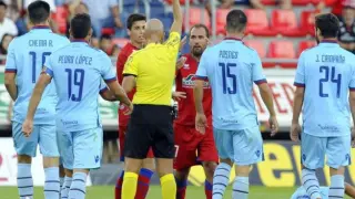 Momento en el que el árbitro asturiano González Fuertes expulsa al numantino Medina en la 1ª jornada ante el Levante en Los Pajaritos.