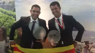 José Manuel Romeo (izquierda) y Armando Périz (derecha), posan con los trofeos logrados en el Certamen Nacional y la bandera de Aragón.