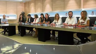 Sumelzo, primera a la derecha, durante la comisión permanente que celebró ayer el PSOE federal.