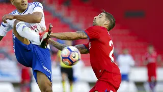 Marcelo Silva despeja un balón ante la cercana presencia de un jugador del Numancia.