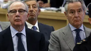Los expresidentes de Caja Madrid Rodrigo Rato (izq.) y Miguel Blesa (dcha.) en la primera sesión del juicio.