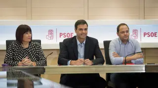 La presidenta, el secretario general y el secretario de Organización del PSOE, Micaela Navarro, Pedro Sánchez y César Luena, respectivamente, durante la reunión de la Ejecutiva del partido, hoy en Ferraz, para convocar el Comité Federal del 1 de octubre