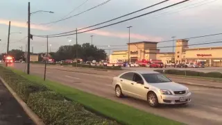 Vehículos de Emergencia acuden a la zona donde se produjo un tiroteo en Houston este lunes 26 de septiembre