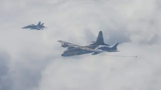 Un avión Hércules C-130 despliega la manguera para suministrar combustible a un Eurofighter y un F-18 (a la izquierda).
