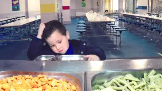 Un niño ante la comida a base de vegetales, en el vídeo de Sojasun.