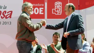 Rodríguez Ibarra saluda a Alfredo Pérez Rubalcaba en un acto del PSOE