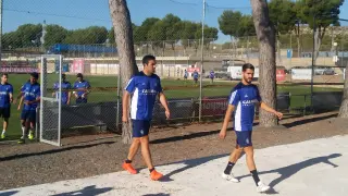José Enrique, detrás de Javi Ros, camina hacia la sala de vídeo de la Ciudad Deportiva antes del entrenamiento de este jueves.