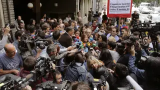 Verónica Pérez, rodeada de periodistas en Ferraz.
