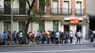 Decenas de periodistas haciendo guardia a las puertas de la sede socialista en Madrid.