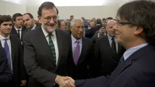 Mariano Rajoy saluda a Carles Puigdemont en Oporto