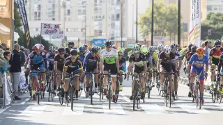 Comienzo de la carrera ciclista en la avenida Cesáreo Alierta.