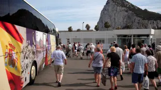 Imagen de archivo de un grupo de turistas entrando en Gibraltar.