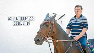 Paco Franco, en el Club Hípico Doble F, a lomos del caballo Prieto Azabache.