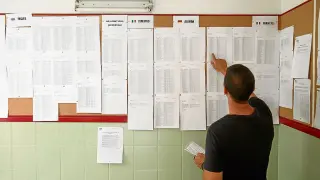 En espera de un puesto. Esta imagen, tomada en la Escuela Oficial de Idiomas de Huesca, se repite año tras año en los centros de la Comunidad durante estas fechas, cuando se cuelgan los listados de admitidos y reservas.