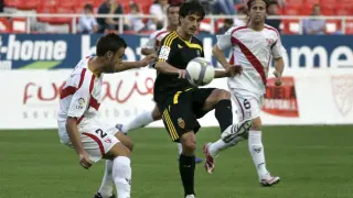 Imagen del duelo contra el Sevilla Atlético de 2008: Jorge López, rodeado de Cala (ex del Getafe) y Cordero (actualmente en el Nástic)