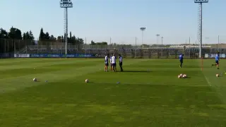 Momento en el que Ángel charla con Milla, Cembranos y Ubieto antes de iniciar el entrenamiento de este viernes en la Ciudad Deportiva.