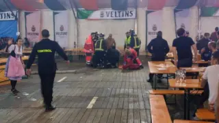 Desalojan la Fiesta de la Cerveza de Valdespartera tras caer una viga sobre una joven