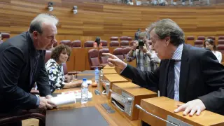 El vicepresidente de la Junta de Castilla y León, José Antonio de Santiago-Juárez (d), conversa con el procurador socialista, José Francisco Martín (i), momentos antes de una sesión plenaria en las Cortes