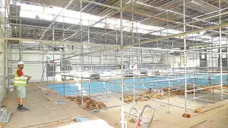 La única piscina invernal en la foto está cerrada desde enero de 2016 para sustituir su cubierta.