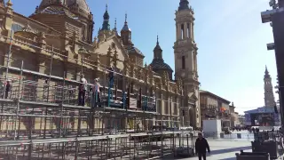 Montaje de la estructura en la plaza del Pilar.