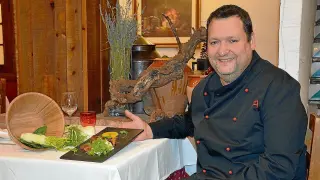 Juanjo Banqueri, chef del restaurante Parrilla Albarracín, con el plato de tournedó de ternasco con escabeche de cítricos.