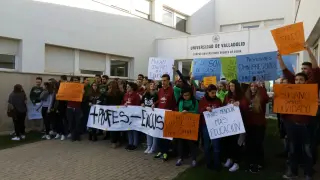 Protestas de alumnos de Fisioterapia en la puerta del Campus Duques de Soria, este martes a primera hora.