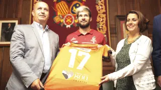 Carlos Ranera, Xavi Folguera y Emma Buj sostienen la nueva camiseta del CV Teruel.