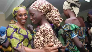 La esposa del vicepresidente de Nigeria abraza a una de las chicas liberadas.