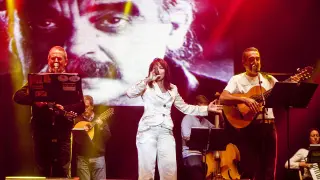 La Ronda de Boltaña y Ludmila Mercerón cantando 'Somos'.