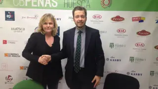 Susana Monforte, gerente de la empresa Fontecabras, con el presidente del Peñas, Antonio Orús.