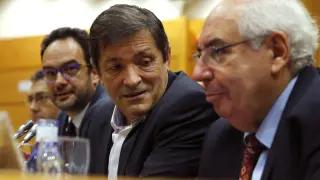 Javier Fernández, en el centro, durante la reunión del PSOE