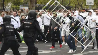 Varios aficionados del Legia de Varsovia se enfrentan a los agentes de la Policía Nacional.