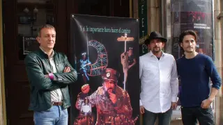 Fernando Rivarés, Mario Cosculluela  y Alberto Beltrán, junto a un cartel del espectáculo 'Elhoy'