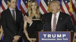 Ivanka Trump, junto a su esposo y su padre, en un acto de campaña.