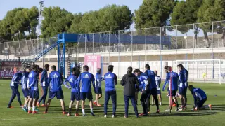 La plantilla y el cuerpo técnico del Real Zaragoza, en el entrenamiento del viernes.