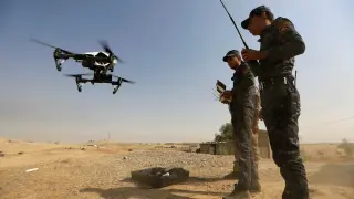 Miembros de las fuerzas iraquíes manejan un dron a las afueras de Mosul