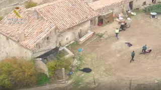 Imagen tomada desde un helicóptero de la detención de las siete personas en la finca de Villarluengo, en Teruel.