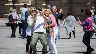 Turistas en la plaza del Pilar de Zaragoza