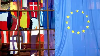 La bandera de la UE, y las de varios Estados miembros, ondean en Bruselas.