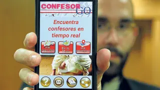 Rubén Tejedor muestra la aplicación para hallar un confesor en Soria.