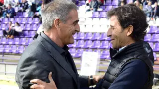Paco Herrera y Luis Milla se saludan el pasado domingo en la banda de Zorrilla, antes del Valladolid-Real Zaragoza. Son el primero y el último entrenador desde que los blanquillos bajaron a Segunda, ahora ya con Agné como nuevo eslabón en la larga lista.