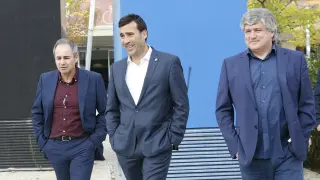 Narciso Juliá (dcha.), junto a Raúl Agné y Albert Valentín, el secretario técnico, camino de La Romareda este míércoles en la presentación del nuevo entrenador del Real Zaragoza.