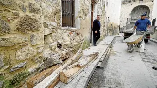 El alcalde, Ángel Gracia, observa las vigas carcomidas en un edificio invadido por las termitas.